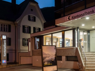 Aussenansicht der Geschaeftsstelle der Urner Kantonalbank in Andermatt